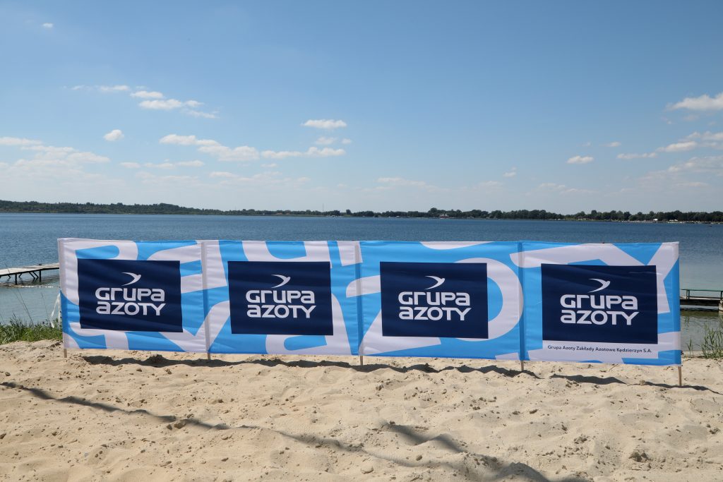 Parawan z nadrukiem – skuteczna reklama na plaży i nie tylko
